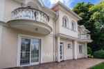 Classical panoramic family villa with exclusive Buda side location